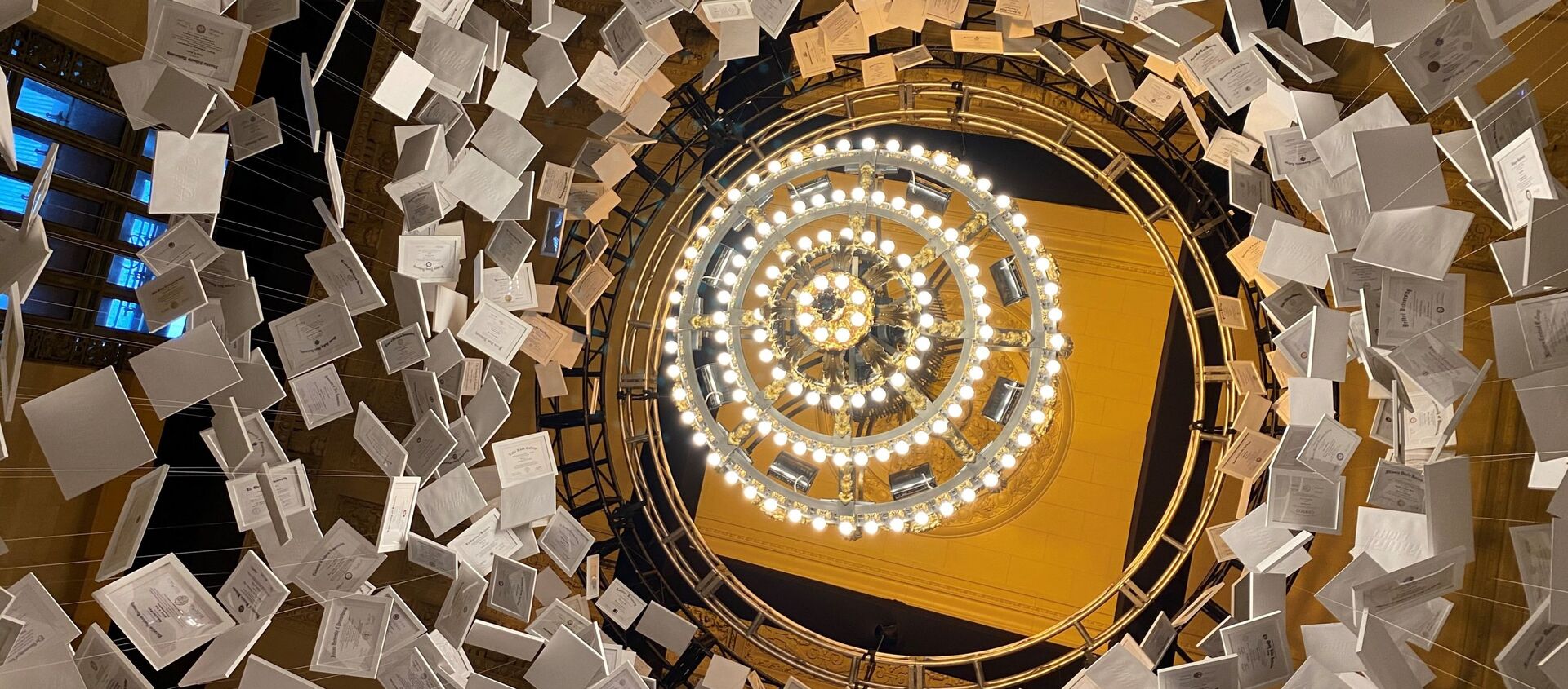 ABD’nin Grand Central İstasyonu'nunda sergilenen, 14 metrelik yükseklikte, tamamı gerçek 2 bin 600 üniversite diplomasından yapılmış ve degeri 470 milyon dolar olan, dünyanın en pahalı sanat eseri 'Da Vinci of Dept' ziyaretçi akınına uğradı. - Sputnik Türkiye, 1920, 17.01.2021
