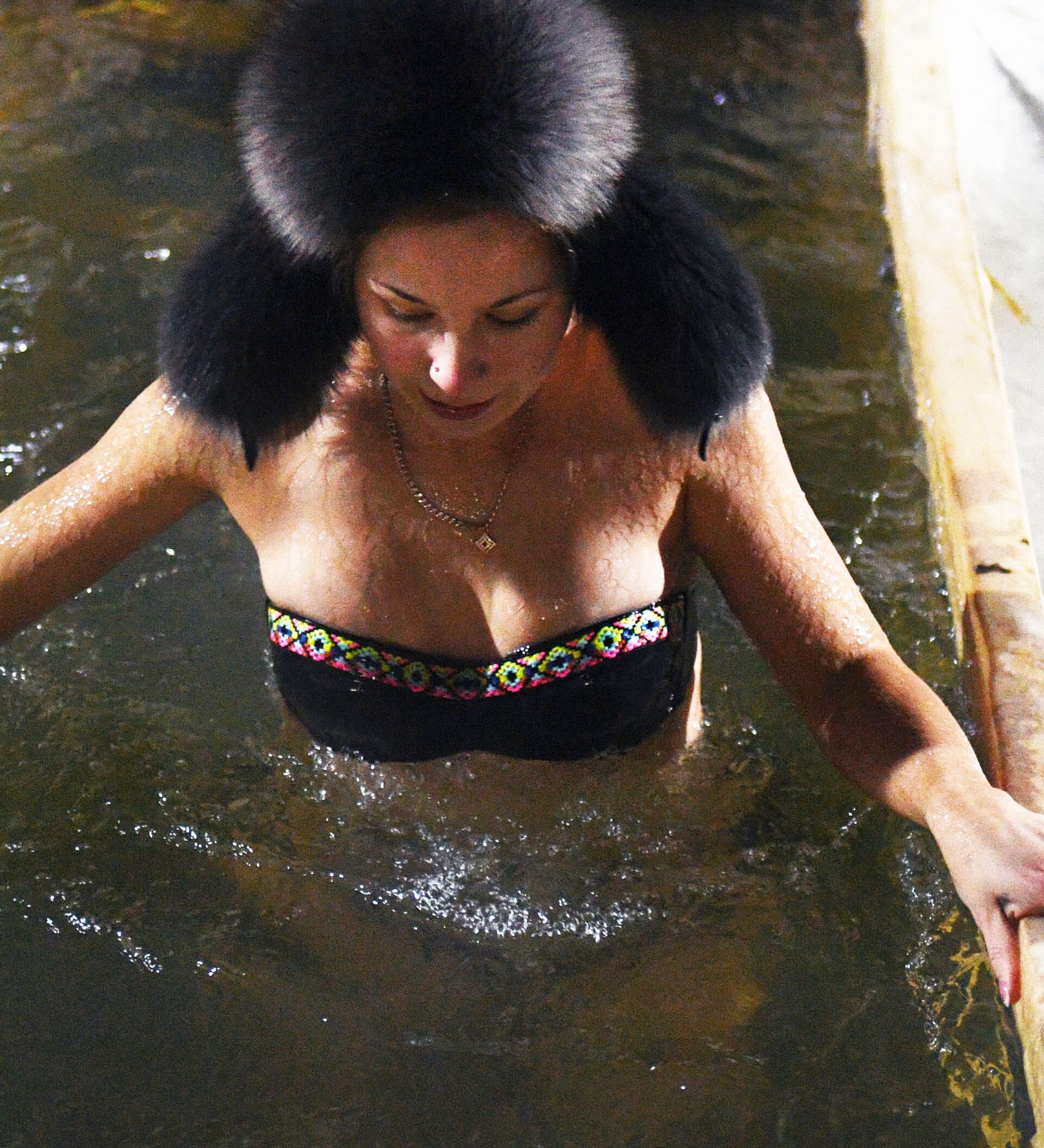 Искупалась видео. Женщины купаются. Узбекские женщины купаются в проруби.