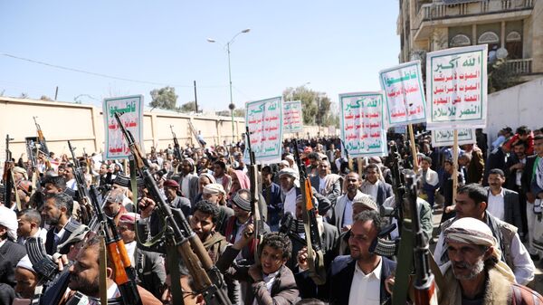 Başkent Sana'da Husi destekçileri ABD'yi protesto için silahlarıyla gösteri düzenledi. - Sputnik Türkiye