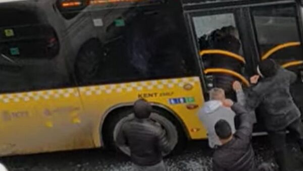 İstanbul’da otobüsün camını kırıp şoförü darp eden kişiler - Sputnik Türkiye