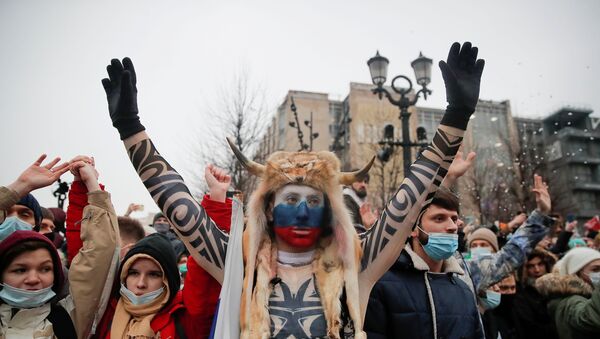 Rusya başkenti Moskova'da muhalif Aleksey Navalnıy'ın serbest bırakılması için düzenlenen protestolara 6 Ocak'taki ABD Kongresi saldırısının 'boynuzlu şamanı'nın kılığına bürünen bir gösterici de katıldı. - Sputnik Türkiye