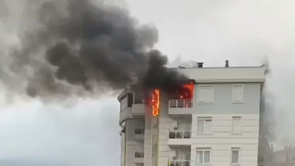 Balkonundan eşyaları atıp evi ateşe verdi - Sputnik Türkiye