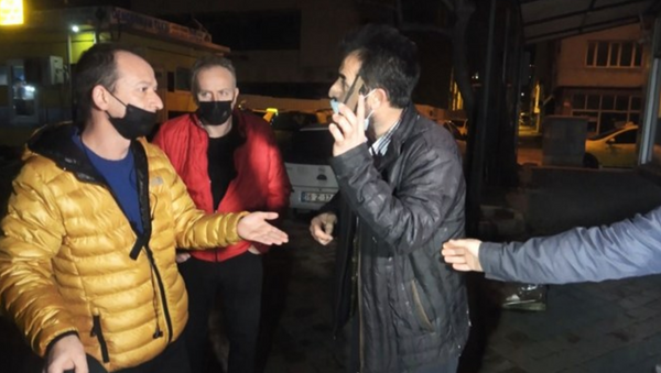 Kumar baskınında yakalanan adamdan basın mensuplarına tepki - Sputnik Türkiye