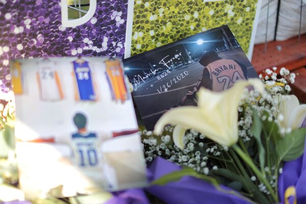 Kobe Bryant ölümünün birinici yıldönümünde Los Angeles'ta anıldı - Sputnik Türkiye