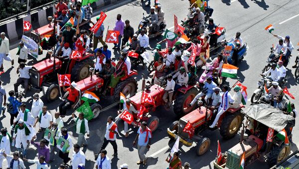 Hindistan'da çiftçilerin 26 Ocak Cumhuriyet Bayramı'nda düzenlediği Traktör Yürüyüşü'nün Bangalore ayağından bir sahne - Sputnik Türkiye