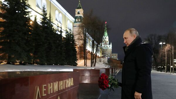 Putin Moskova’daki Leningrad anıtına çiçek bıraktı - Sputnik Türkiye