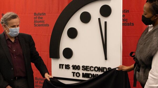 Atom Bilimcileri Bülteni'nin 1947'de kurduğu 'Kıyamet Saati' (Doomsday Clock), koronavirüs pandemisi döneminde geçen yıl ilerlediği geceyarısına 100 saniye kaladan bu yıl da geriye gidemedi. - Sputnik Türkiye
