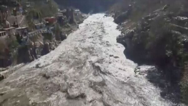 Hindistan'ın Uttarakhand eyaletinin Chamoli bölgesinde buzul kopması sonucu meydana gelen heyelan ve Alaknanda ile Dhauliganga nehirlerindeki taşma, binlerce kişinin tahliyesine yol açtı. - Sputnik Türkiye