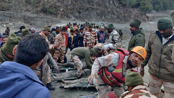 Hindistan’da Himalayalar’dan kopan buzul parçasının neden olduğu selde 7 kişinin cansız bedenine ulaşıldı. Ekipler, kayıp olan 125 kişiyi ise arama çalışmalarına devam ediyor. - Sputnik Türkiye
