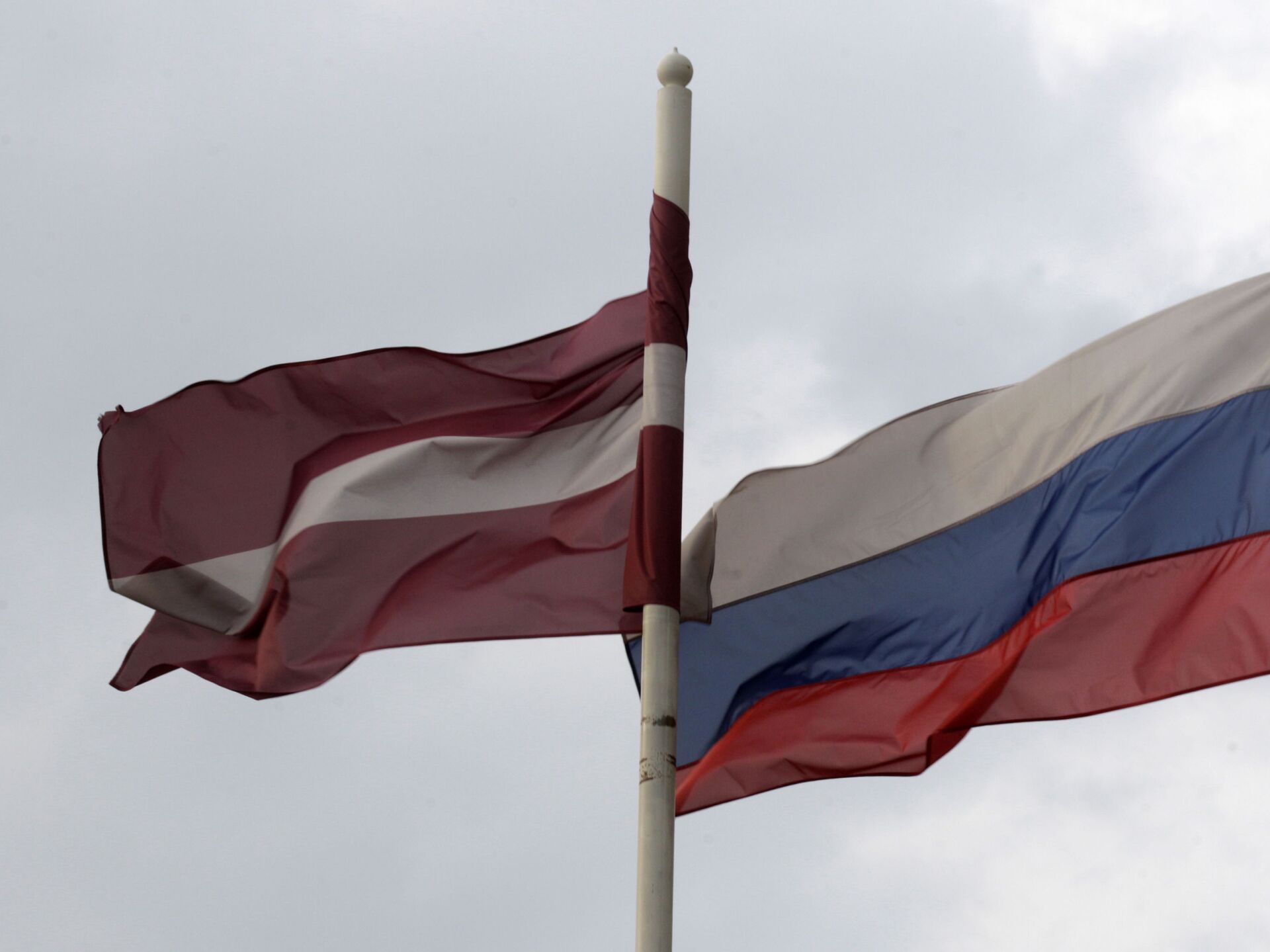 Латвия против россии. Латвия и Россия. Флаг Латвии. Латвия РФ флаг.