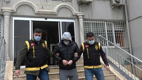 2 milyon liralık dolandırıcılıkla suçlanan kuyumcu, adli kontrolle serbest kaldı - Sputnik Türkiye