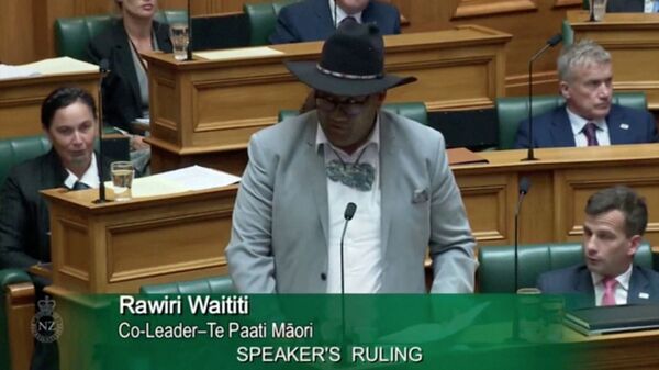 Yeni Zelanda'da kravat krizi: Parlamento Başkanı Trevor Mallard, Maori Partisi Eşbaşkanı Rawiri Waititi'ye erkek milletvekillerinin soru sorabilmesi için kravat takması zorunluluğuna uymadığı gerekçesiyle genel kurulu terk etti. - Sputnik Türkiye