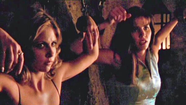 Buffy the Vampire Slayer dizisinde Buffy'yi canlandıran Sarah Michelle Gellar ile Cordelia Chase'i canlandıran Charisma Carpenter - Sputnik Türkiye