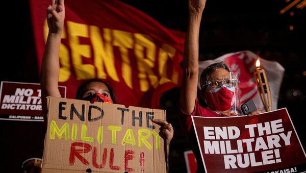 Filipinler'de Myanmar'daki askeri darbeyi protesto eden göstericiler - Sputnik Türkiye