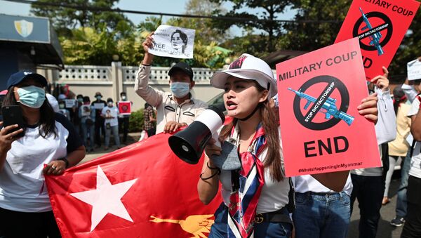 Myanmar'ın Yangon kentinde Rusya Büyükelçiliği önünde askeri darbeyi protesto edenler, devrik kadın lider Aung San Suu Çii'nin serbest bırakılmasını talep etti. - Sputnik Türkiye