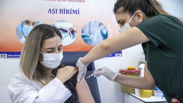  Sağlık çalışanlarına CoronaVac aşısının ikinci dozu, 70 yaş üstü için ilk doz yapılmaya başlandı - Sputnik Türkiye