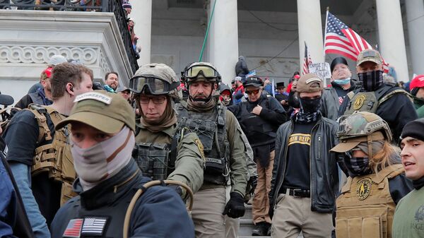 ABD Kongresi saldırısı sırasına merdivenlerde görüntülenen Yeminlerini Tutanlar milisleri arasında üniforma giymiş Jessica Marie Watkins (soldan ikinci) de vardı. - Sputnik Türkiye