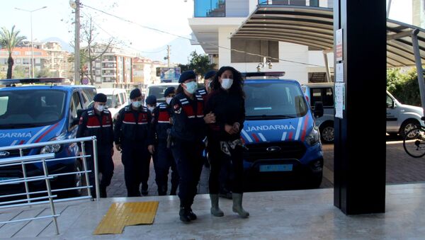 Kulübesi yıkılan kadın, pompalı tüfekle belediye binasını bastı - Sputnik Türkiye