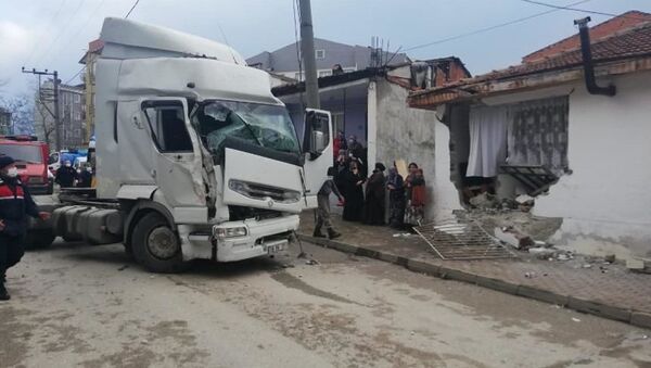 Bursa'nın İnegöl ilçesinde sürücüsünün kontrolünden çıkan TIR, yol kenarındaki tek katlı eve girdi.  - Sputnik Türkiye