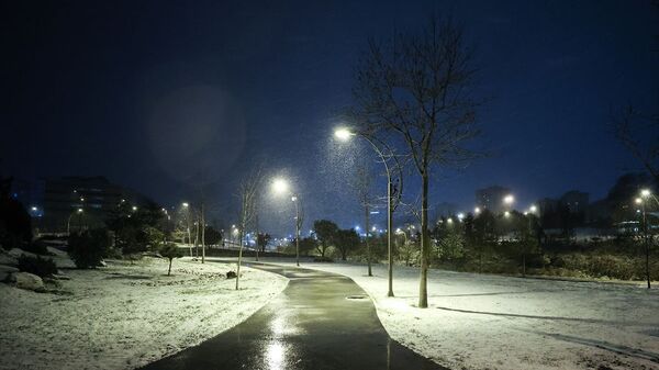 İstanbul'da beklenen kar yağışı bazı bölgelerde başladı. Yağış Beylikdüzü'nde de etkili oldu. - Sputnik Türkiye