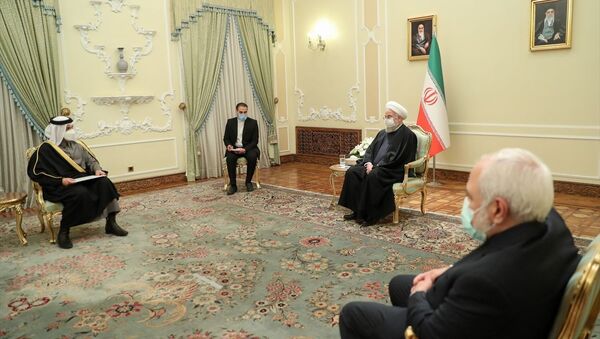 İran Cumhurbaşkanı Hasan Ruhani, (sağda) başkent Tahran'da temaslarda bulunan Katar Dışişleri Bakanı Muhammed bin Abdurrahman Al Sani'yi (solda) kabul etti. - Sputnik Türkiye