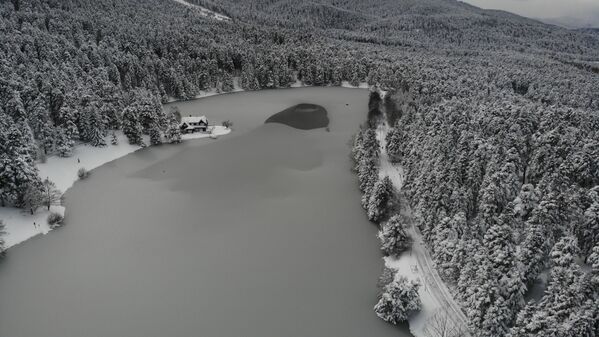 Bolu'da dondurucu soğuk gölleri buzla kapladı - Sputnik Türkiye