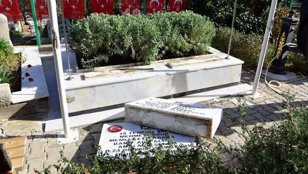 Adana'da, FETÖ'nün 15 Temmuz 2016'daki darbe girişimi sırasında hayatını kaybeden polis memuru ikizler Ahmet ve Mehmet Oruç'un kabirlerinin de arasında bulunduğu 79 mezarın taşlarına zarar verildi. - Sputnik Türkiye