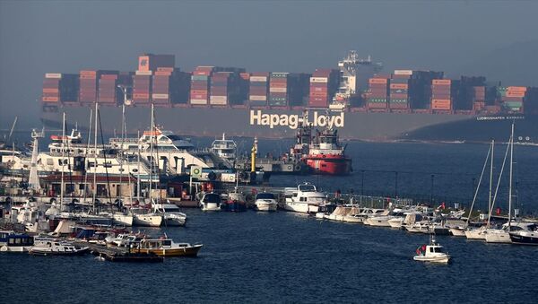 Çanakkale Boğazı dev gemilerin geçişi nedeniyle 14 saat tek yönlü trafiğe kapandı - Sputnik Türkiye
