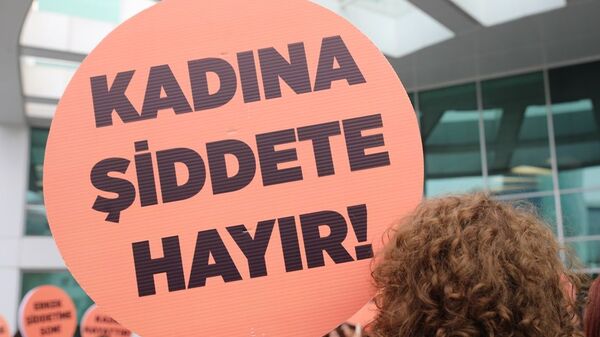 Kadına şiddete hayır pankartı - Sputnik Türkiye