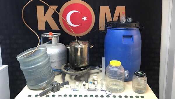 İzmir'in Ödemiş ilçesinde, sahte içki imalathanesine çevrilen eve düzenlenen operasyonda çok sayıda üretim malzemesi ve sahte alkol ele geçirilirken, bir kişi gözaltına alındı. - Sputnik Türkiye