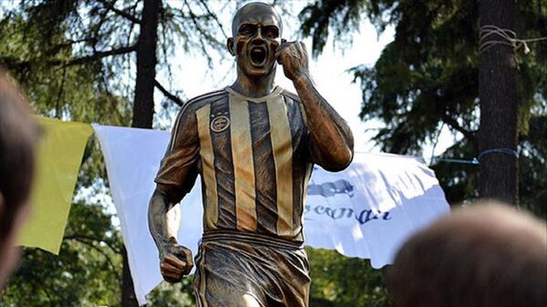  Kadıköy’de bulunan eski Fenerbahçeli futbolcu Alex De Souza’nın heykeli - Sputnik Türkiye