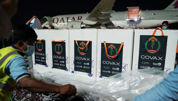  Covax'ın Kamboçya'ya gönderdiği Oxford-AstraZeneca aşıları kutu kutu indirilirken - Sputnik Türkiye