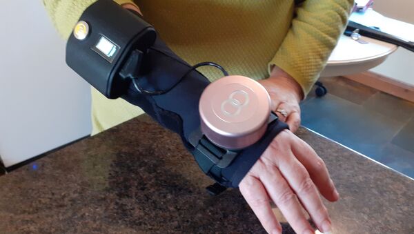 Britanya merkezli şirket GyroGear'in ürettiği 'gyro glove' yani jiroskop eldivenin Parkinson ve ET hastalarını rahat ettirdiği belirtildi. - Sputnik Türkiye