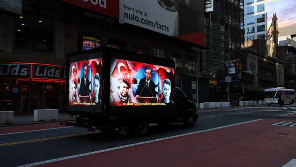 ABD'deki 'Stop Erdogan' raklamına karşılık Times Meydanı'nda FETÖ'yü anlatan dijital ekranlı kamyonet dolaştırıldı - Sputnik Türkiye