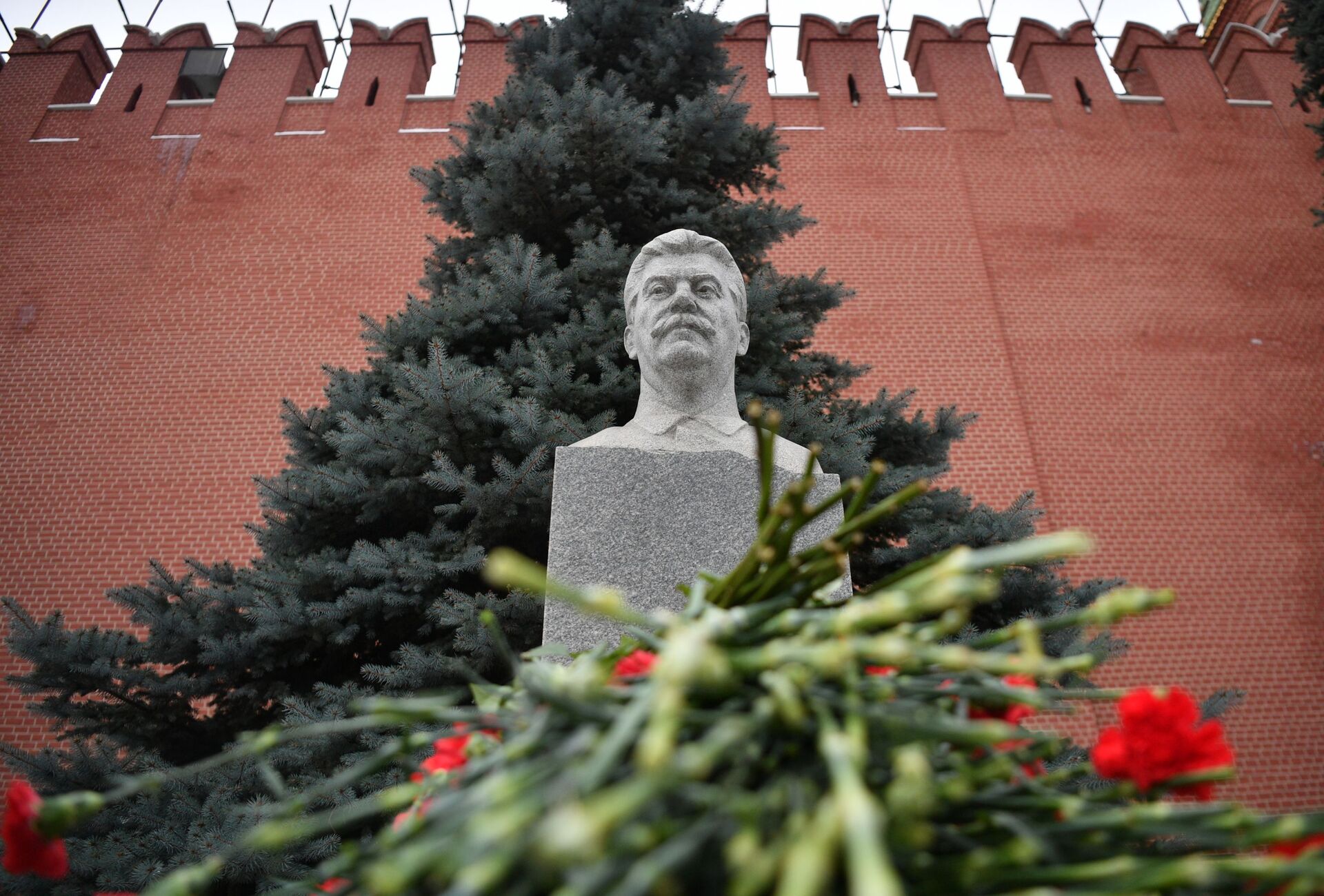 Rusya Komünist Partisi, Stalin'i 68. ölüm yıldönümünde Kremlin'in yanındaki mezarında andı - Sputnik Türkiye, 1920, 05.03.2021