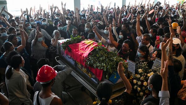 Darbe karşıtı protestolarda öldürülenlerden birinin cenaze töreni, Yangon, Myanmar - Sputnik Türkiye