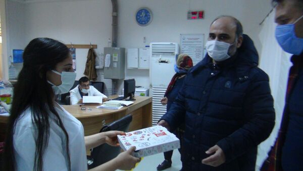 Doktor, kendisini tehdit eden hasta ile personele pizza ısmarlaması karşılığında uzlaştı - Sputnik Türkiye