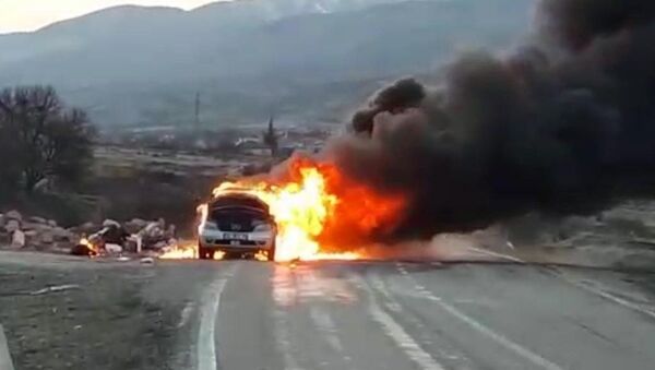  Seyir halindeki bir otomobil alev alev yandı - Sputnik Türkiye