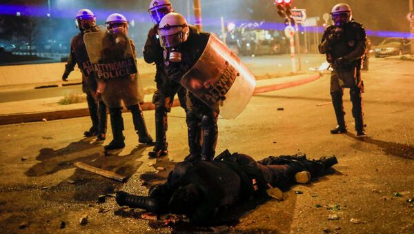 Atina'da çatışmaya dönüşen protestoda Yunan polis memurları dövülüp kanlar içinde yerde kalan arkadaşlarını hastaneye kaldırdı. - Sputnik Türkiye