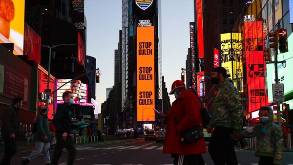 New York kentinin en ünlü bölgelerinden biri olan Times Meydanı'nda, Fetullahçı Terör Örgütü (FETÖ) ve Fetullah Gülen hakkında ilan yayımlandı. Şehrin en kalabalık mekanı Times Meydanı'nda bulunan dijital dev ekranda, Gülen'i durdurun şeklinde ifadelerin yer aldığı görüldü. - Sputnik Türkiye
