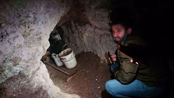 Mağarada suçüstü yakalandılar: Define için kazı yaptıkları ortaya çıktı - Sputnik Türkiye