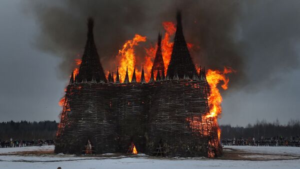 Maslenitsa Bayramı kutlamalarında Kovid-19’a karşı dev kale yakıldı - Sputnik Türkiye