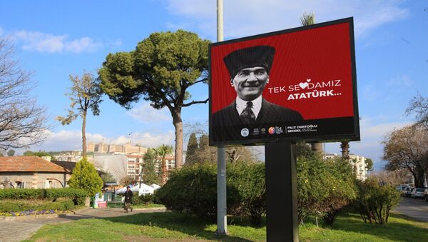 ‘Love Erdoğan’ pankartlarını kaldıran Efes Selçuk Belediyesi, ilçeyi ‘Tek Sevdamız Atatürk’ afişleriyle donattı - Sputnik Türkiye