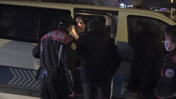 Karabük’te ‘dur’ ihtarına uymayıp kaçan alkollü sürücü yakalandıktan sonra polis ekiplerinden helallik istedi. - Sputnik Türkiye