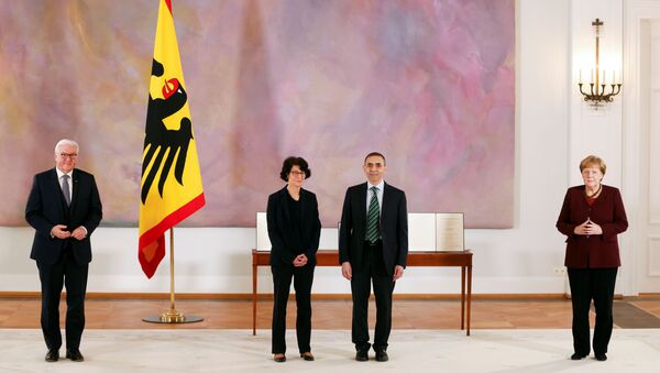 Cumhurbaşkanı Frank-Walter Steinmeier'in Bellevue Sarayı’nda düzenlediği ve Başbakan Angela Merkel'in de katıldığı törende, BioNTech'i kurup yöneten Türkiye kökenli Özlem Türeci-Uğur Şahin çiftine, Almanya’nın en üst düzey devlet madalyası olan Liyakat Nişanı takdim edildi. - Sputnik Türkiye