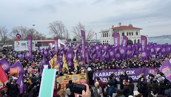 Türkiye'nin dört bir yanında kadınlar, STK'lar ve kadın örgütleri Cumhurbaşkanlığı Kararı ile İstanbul Sözleşmesi'nden çıkma kararına karşı sokakta. Kadınlar İstanbul Kadıköy'de ''‘Kararı geri çek, sözleşmeyi uygula'' sloganlarıyla eylemde. - Sputnik Türkiye