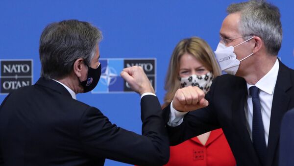 NATO Dışişleri Bakanları Toplantısı öncesi düzenlenen etkinlikte ABD Dışişleri Bakanı Antony Blinken (solda) ile NATO Genel Sekreteri Jens Stoltenberg'den koronavirüs nedeniyle dirsek selamı - Sputnik Türkiye