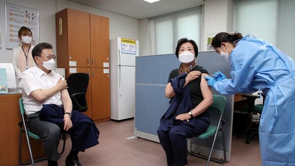 Güney Kore Cumhurbaşkanı Jae-in ve eşi koronavirüs aşısı oldu - Sputnik Türkiye