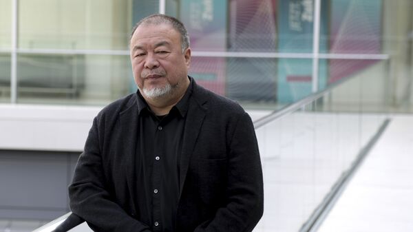 Çinli sanatçı Weiwei'nin Hong Kong'daki fotoğrafı, 'kaba' olduğu gerekçesiyle kaldırıldı - Sputnik Türkiye
