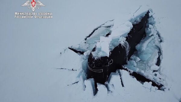 Üç nükleer denizaltının aynı anda buzları kırıp yüzeye çıktığı anın görüntüleri yayınlandı - Sputnik Türkiye